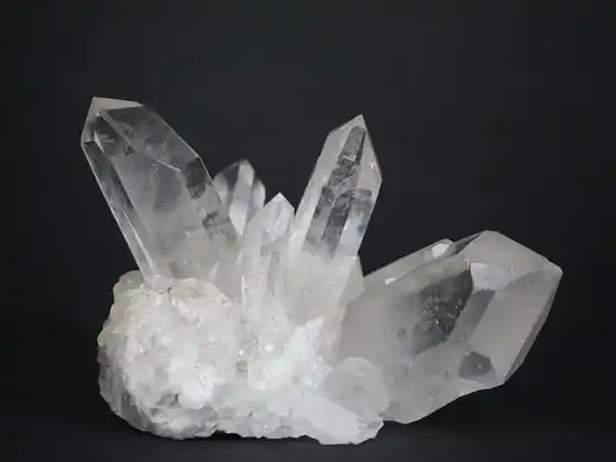 岩石和水晶 101：用于治疗、网格、保护和表现