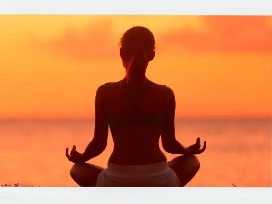 Flujo de yoga al amanecer